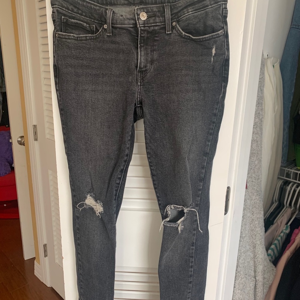 HOST PICK 💕 Black Distressed Levi Jeans